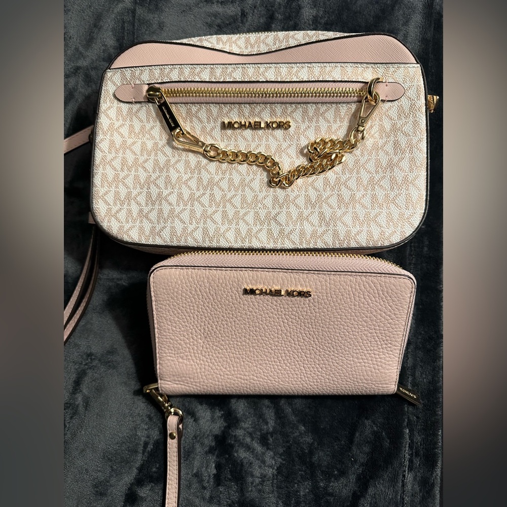 Brand New Michael Kors pocketbook w/wallet